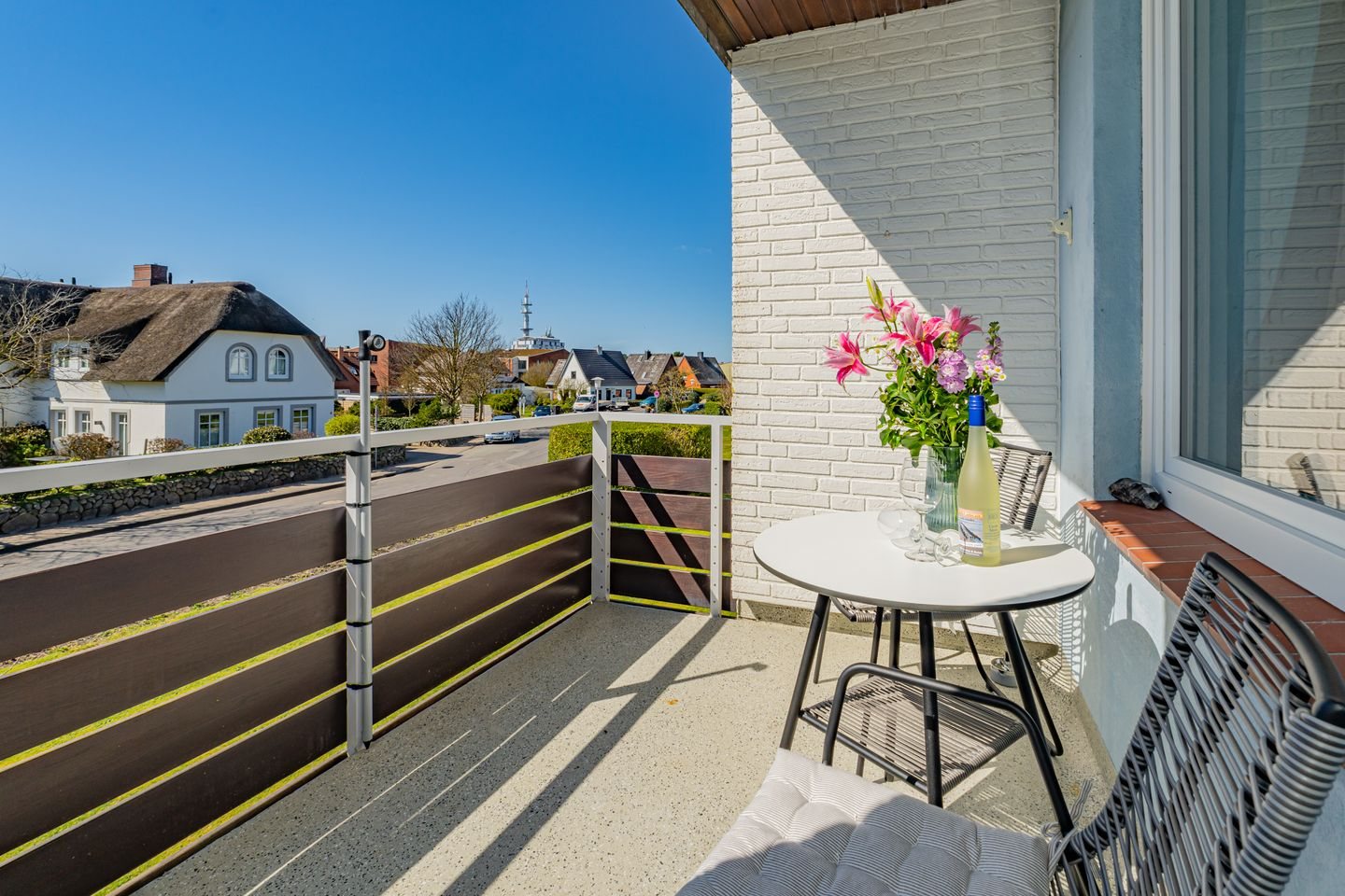 Blick vom Balkon über die Reetdächer