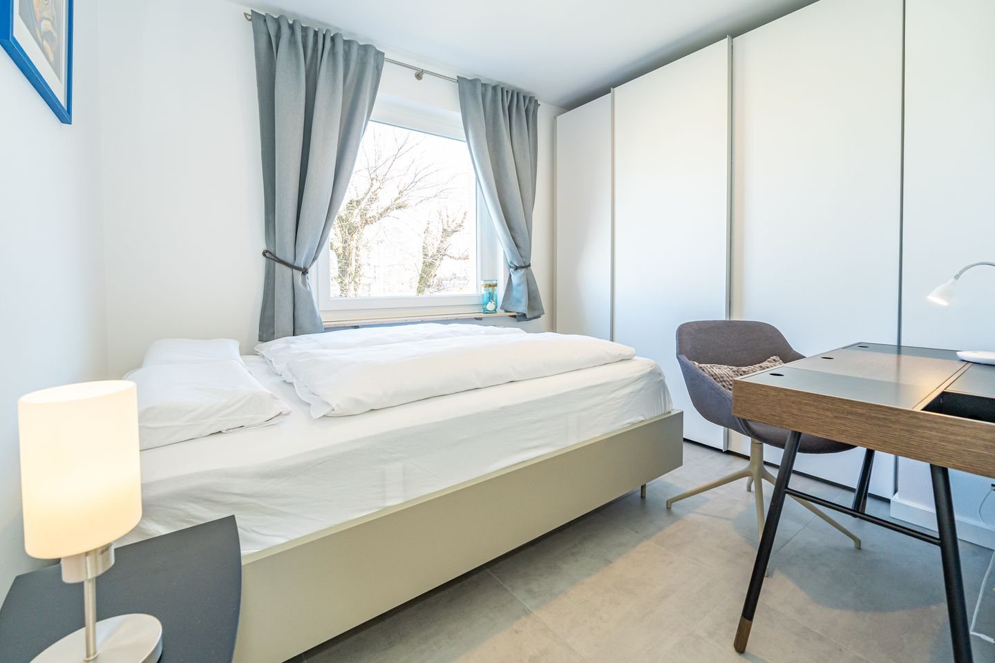 Zweites Schlafzimmer mit Arbeitsplatz